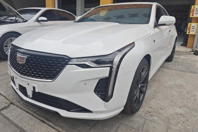 Cadillac CT4 2022 года выпуска