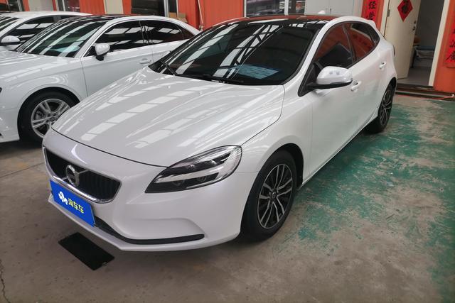 Volvo V40 2017 года выпуска