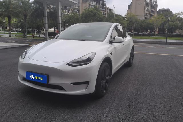 Tesla Model Y 2024 года выпуска