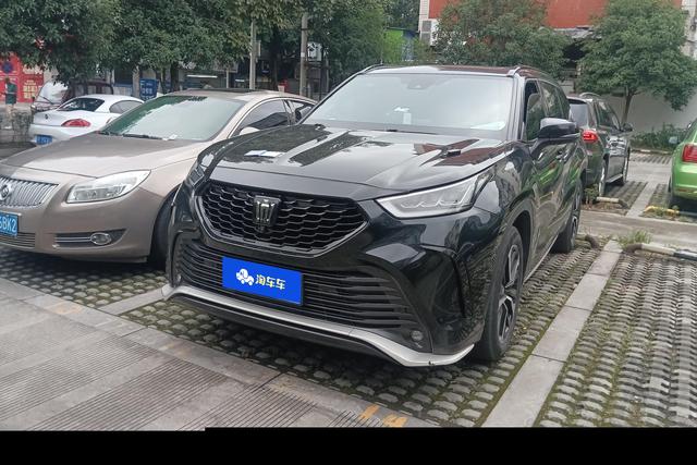 Toyota Crown 2022 года выпуска