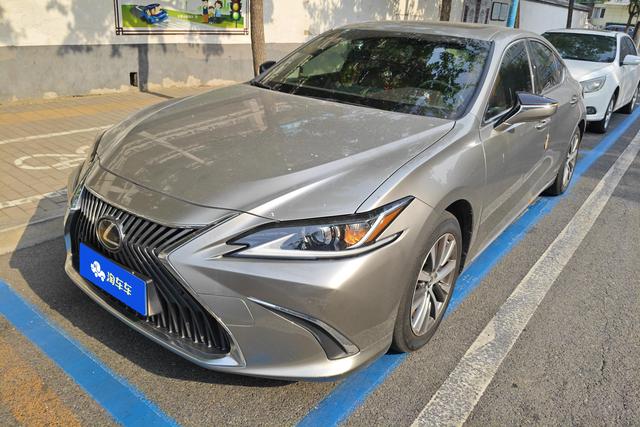 Lexus ES 2018 года выпуска
