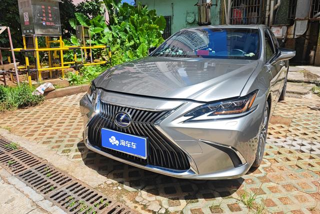 Lexus ES 2020 года выпуска