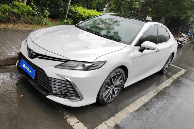 Toyota Camry 2023 года выпуска