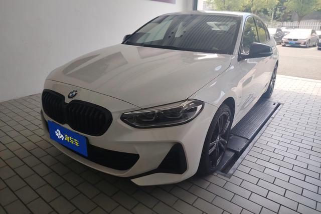 BMW 1M 2023 года выпуска