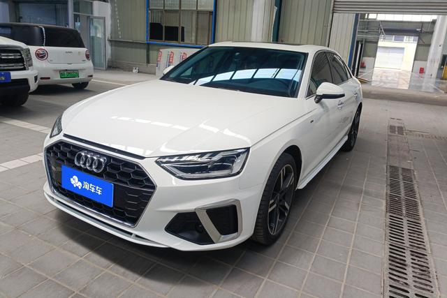 Audi A4 2022 года выпуска