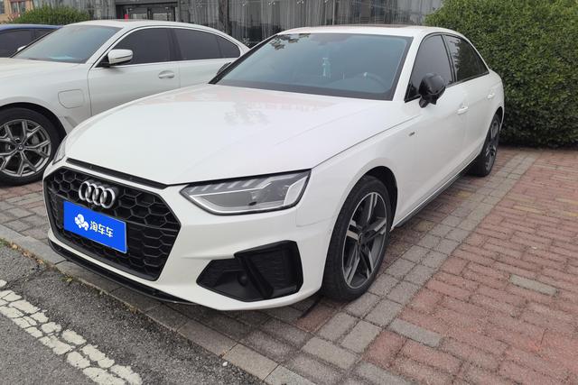 Audi A4 2022 года выпуска