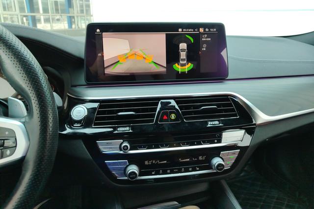 BMW 5 Series 2021 — фото 13