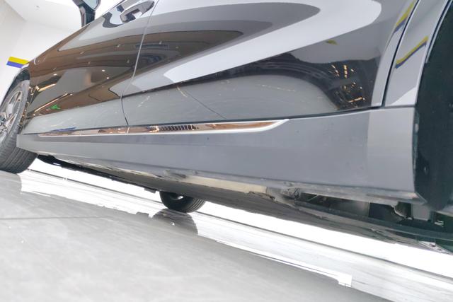 Red flag E-QM5 2024 Черный из Китая