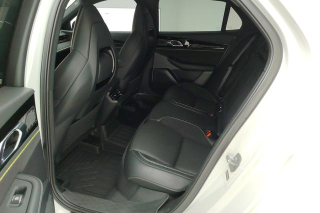 Lynk 03 2023 Белый из Китая