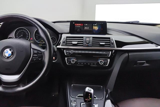 BMW 3 Series 2019 — фото 11