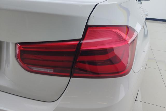BMW 3 Series 2018 — фото 6