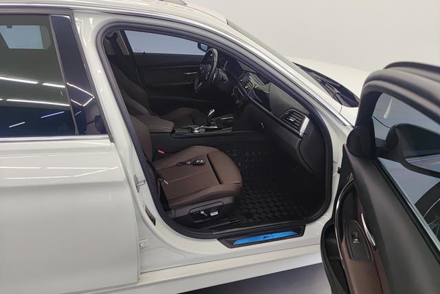 BMW 3 Series 2019 — фото 10