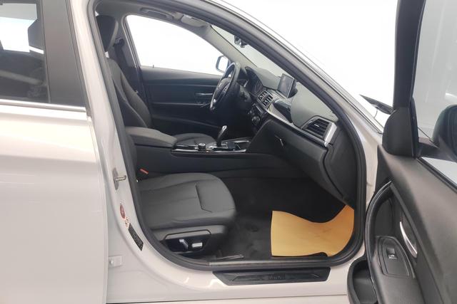 BMW 3 Series 2017 — фото 15
