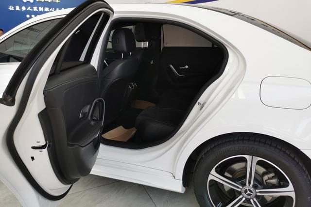 Mercedes-Benz A-Class 2022 A 200 L — фото 15