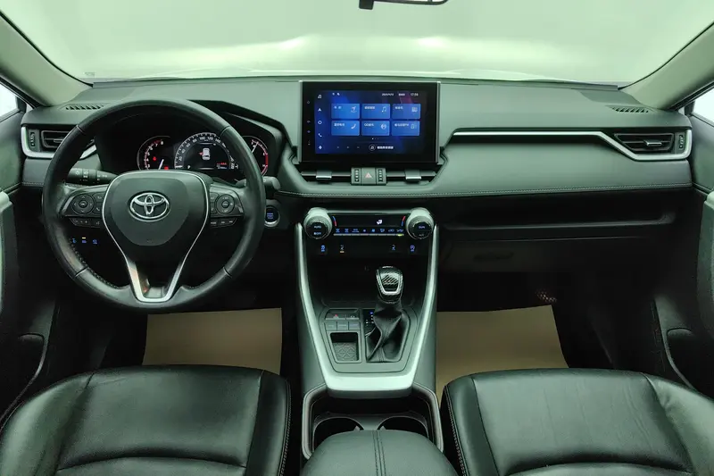 Toyota RAV4 — фото 8
