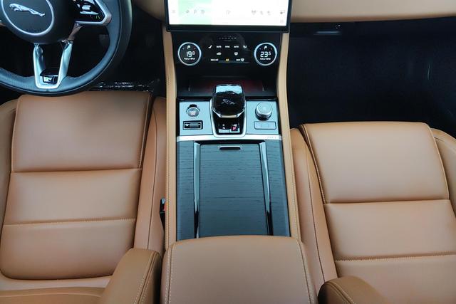 Jaguar XFL 2023 2.0 T P 250 2 WD — фото 12