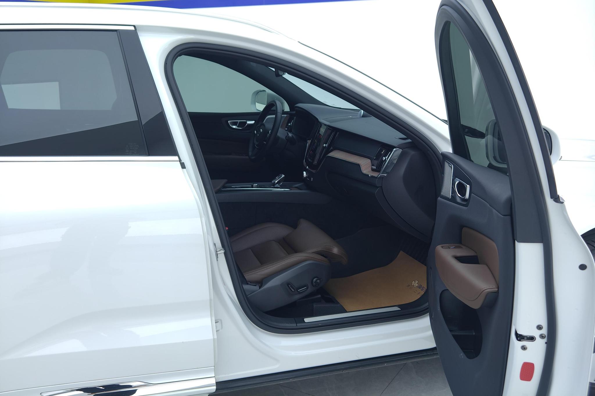 Volvo XC60 PHEV 2025 T8 Luxury