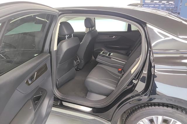 Red flag E-QM5 2023 Черный из Китая, фото 2