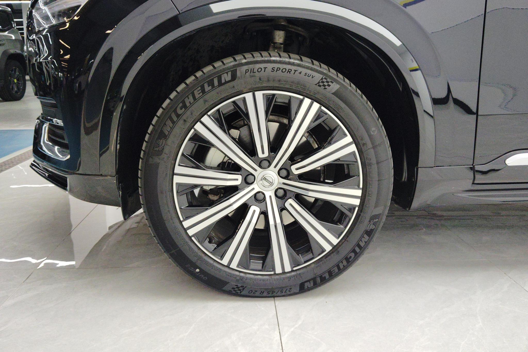 Volvo XC90 2023 B6 Luxury 7 мест