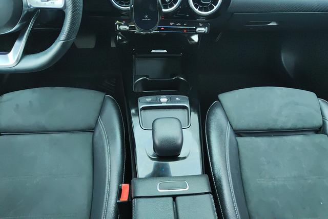 Mercedes Benz A-Class 2019 — фото 13