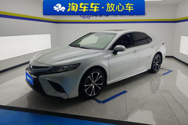 Toyota Camry 2019 — фото 1