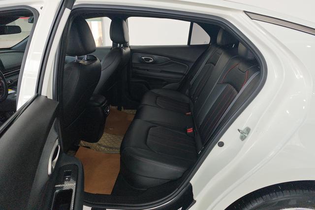 Trumpchi Empow 2023 2.0 L DHT Hybrid — фото 15