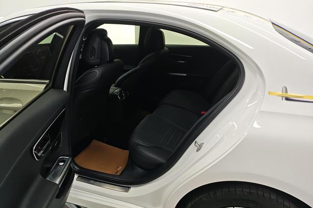 Mercedes Benz C-Class 2023 — фото 15