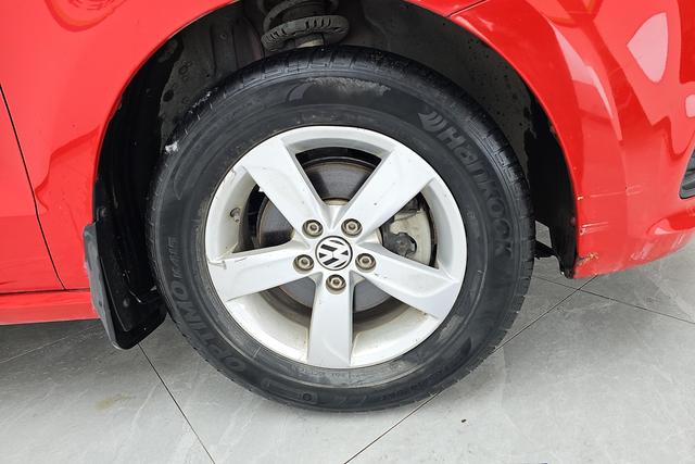 Volkswagen Polo 2016 1.4 L MT — фото 9