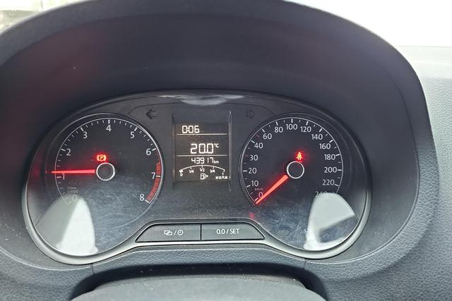 Volkswagen Polo 2016 1.4 L MT — фото 15