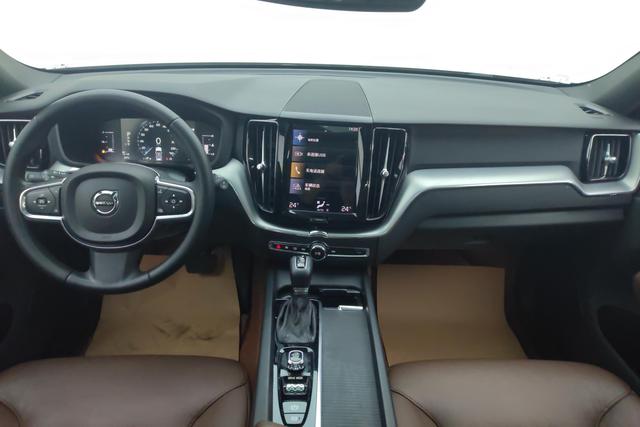 VOLVO XC60 2021 — фото 11