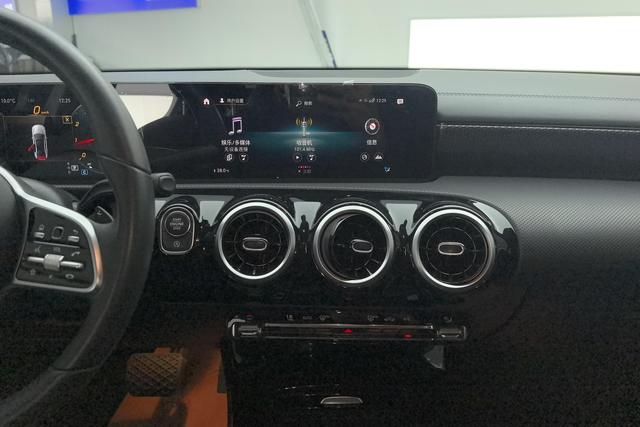 Mercedes Benz A-Class 2022 — фото 12