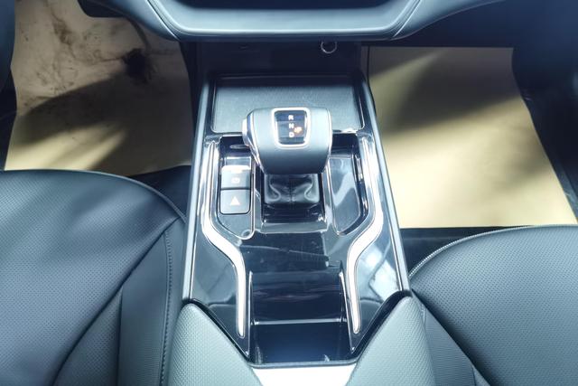 Red flag E-QM5 2023 Черный из Китая, фото 6