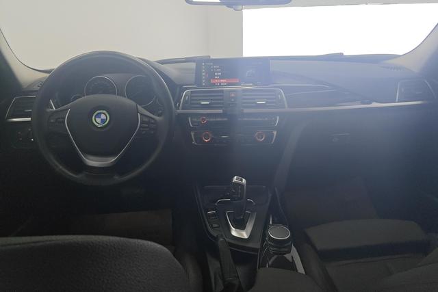 BMW 3 Series 2019 — фото 12