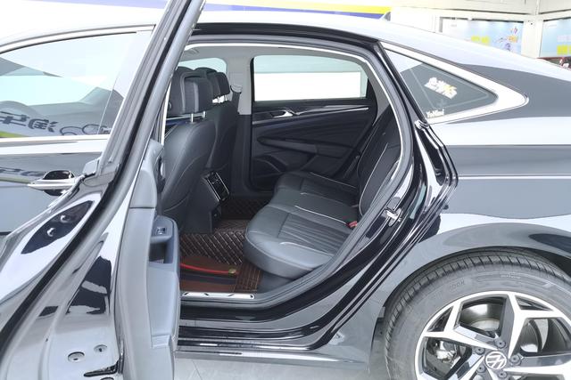 Volkswagen Passat 2023 330 TSI — фото 16