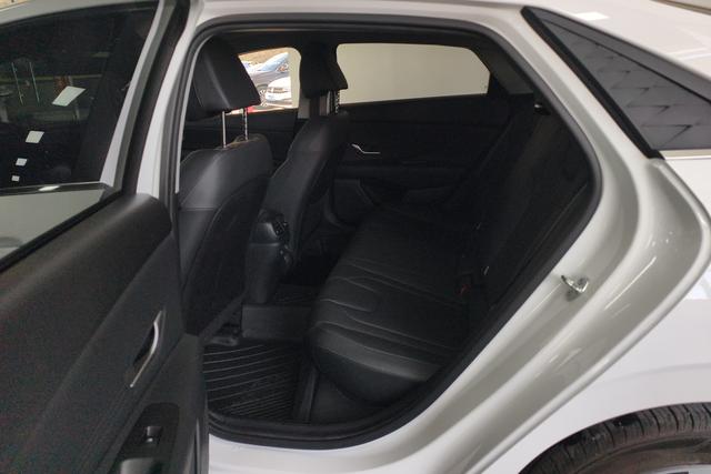 Hyundai Elantra 2023 1.5 L CVT GLX — фото 16