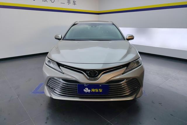 Toyota Camry 2019 — фото 2
