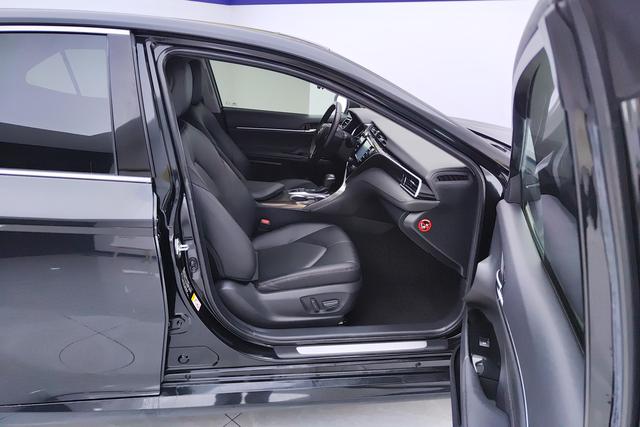 Toyota Camry 2018 — фото 17