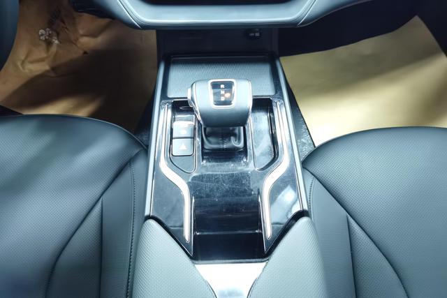 Red flag E-QM5 2023 Темно-серый из Китая, фото 3