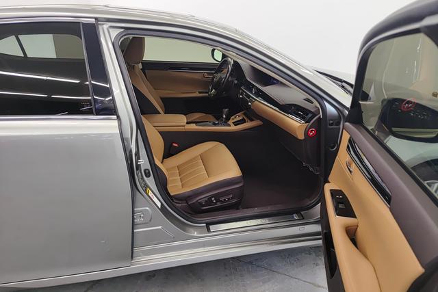 Lexus ES 2015 200 — фото 15