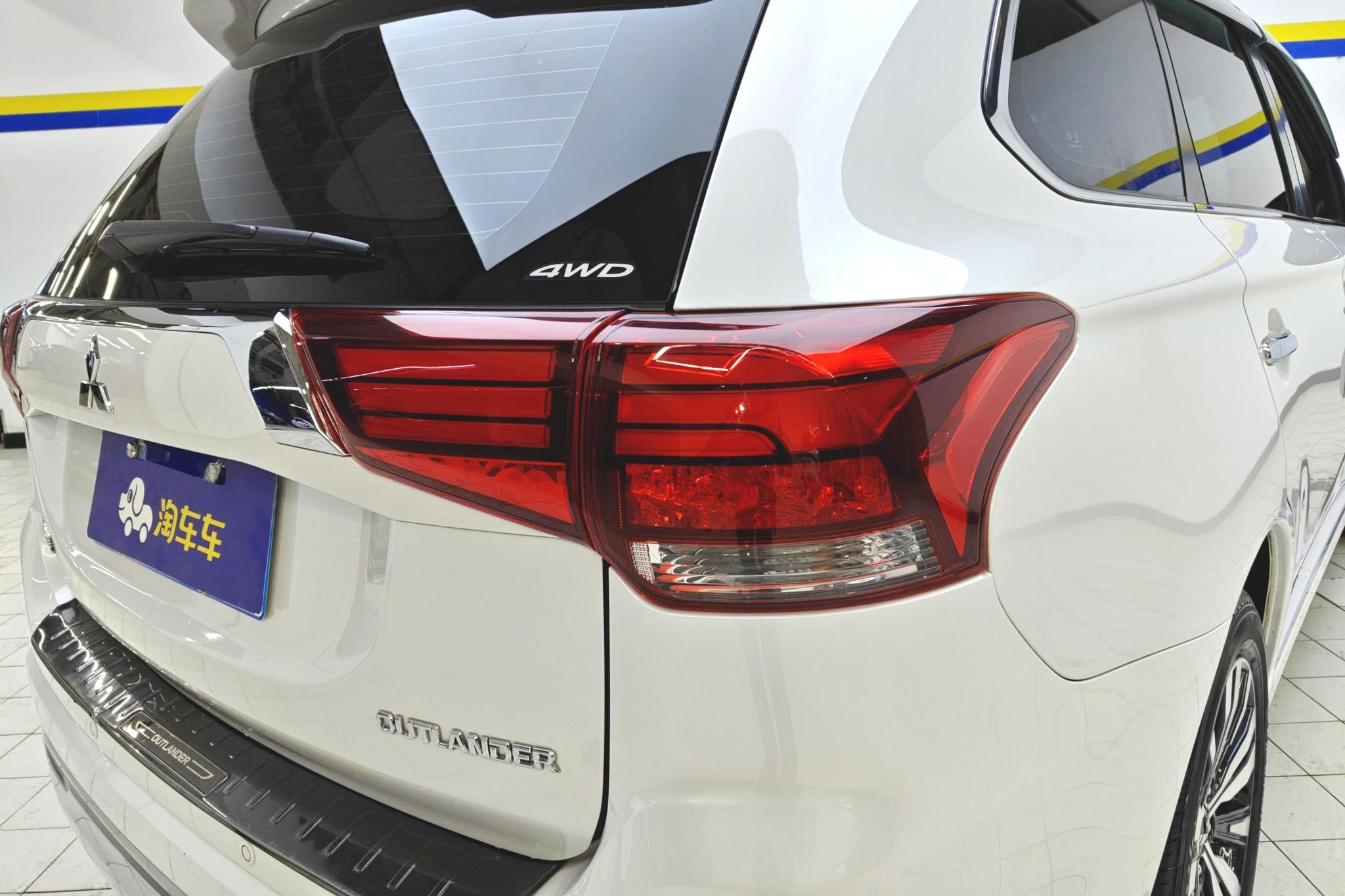 Mitsubishi Outlander 2021 2.4L 7 мест