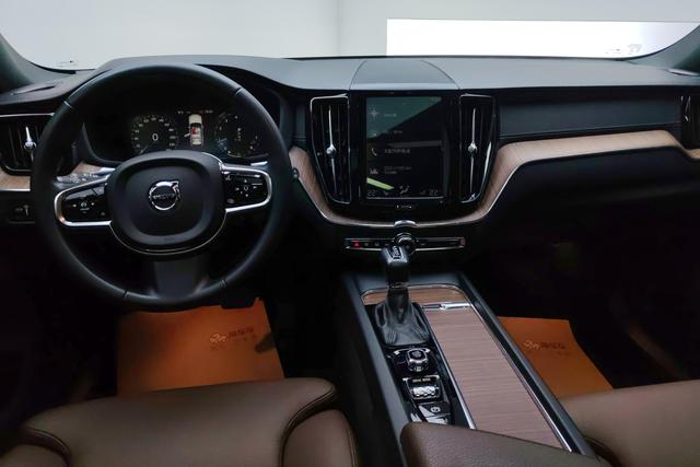VOLVO XC60 2021 — фото 12