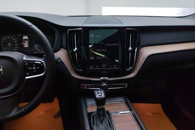 VOLVO XC60 2021 — фото 11