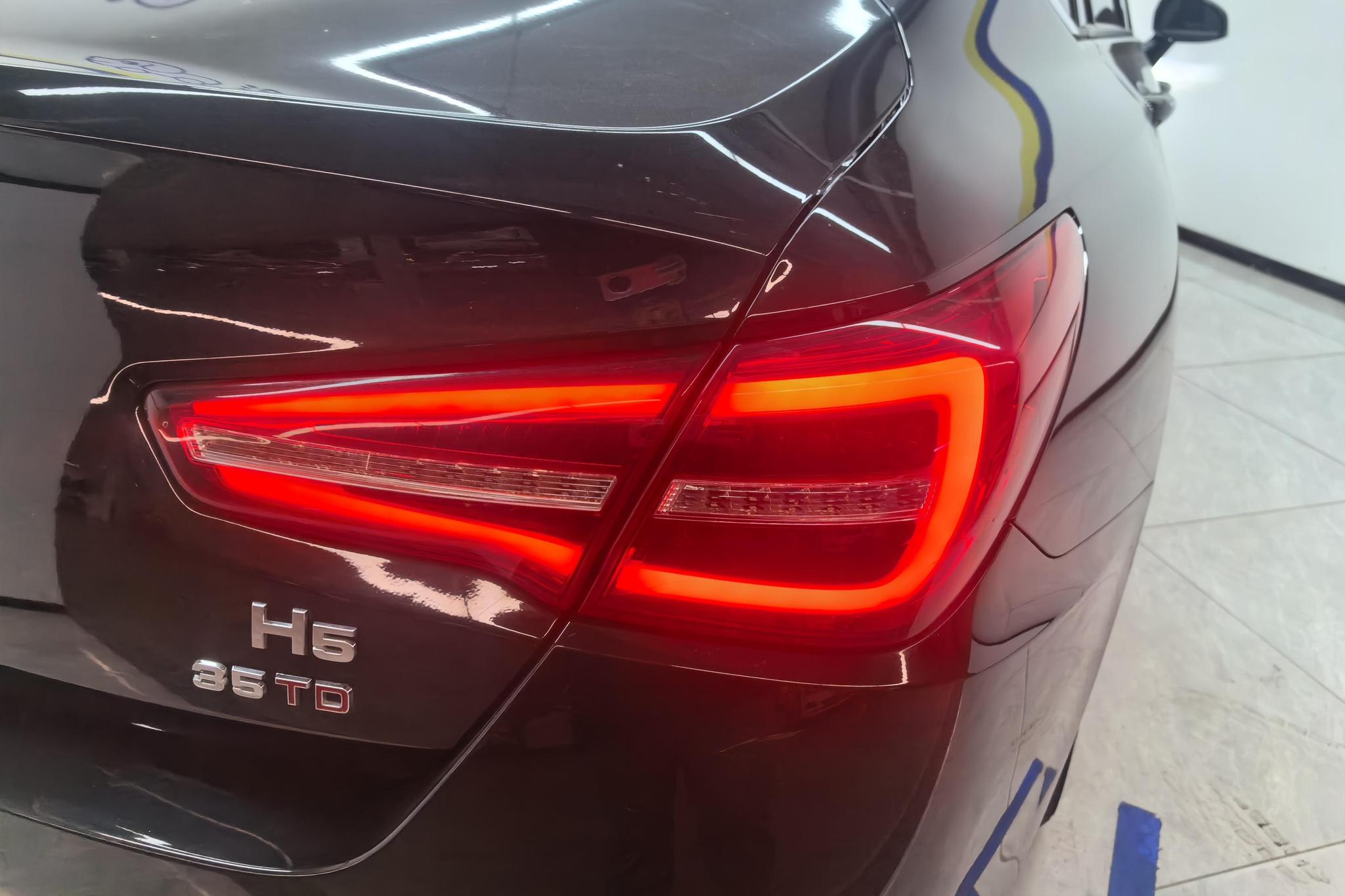 Hongqi H5 2022 1.8T AT