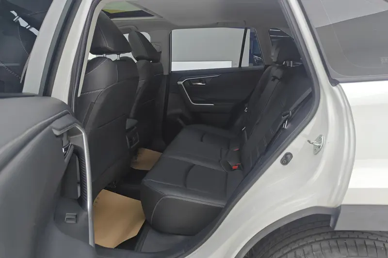 Toyota RAV4 — фото 11