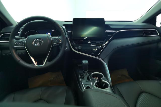 Toyota Camry 2023 Белый из Китая, фото 3