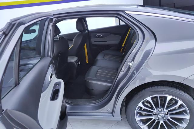 Trumpchi Empow 2023 2.0 L DHT Hybrid — фото 14