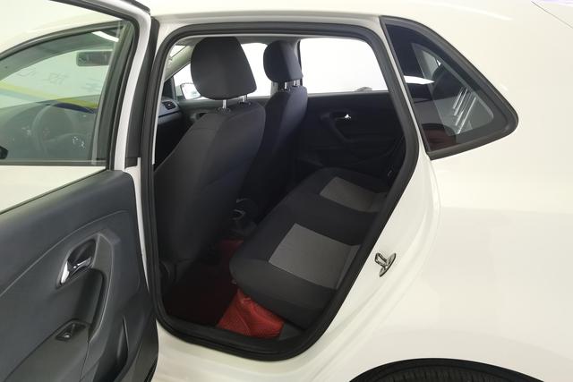 Volkswagen Polo 2016 1.4 L AT — фото 15