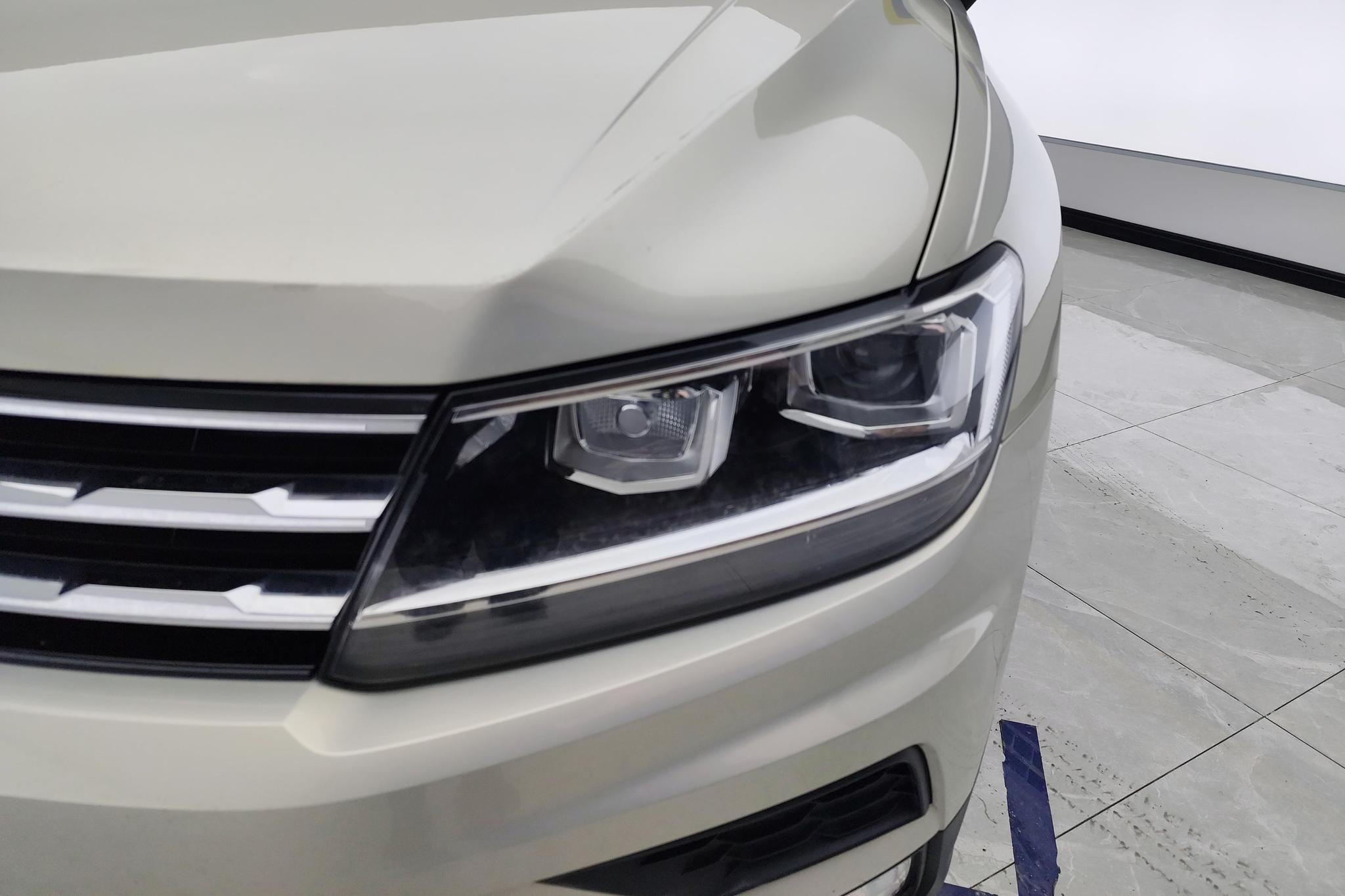 Volkswagen Tiguan L L 2020 330TSI AT V