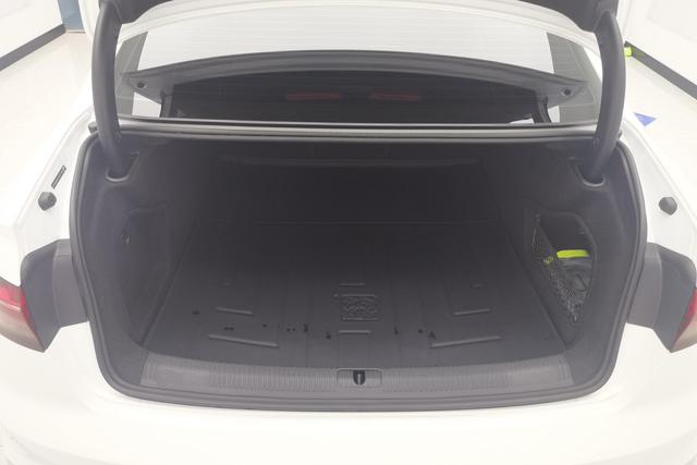 Audi A4L 2024 Белый из Китая