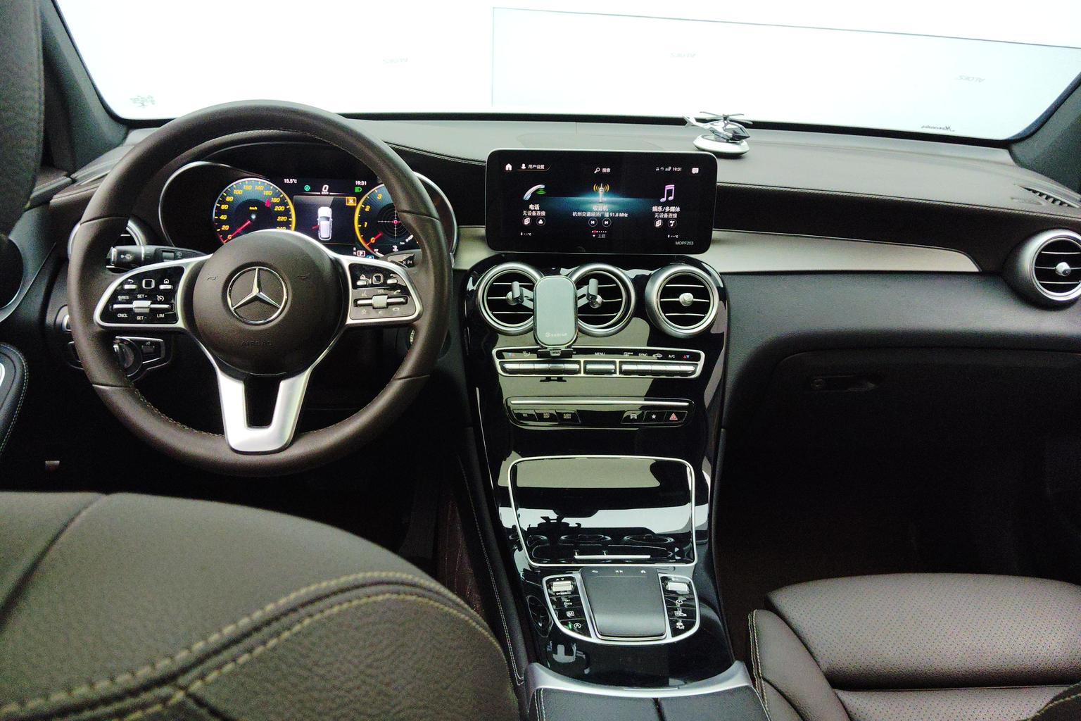 Mercedes-Benz GLC: фотография 14 из 17